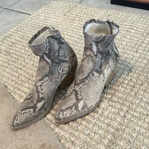 DOLCE VITA Shanta Western Snake Booties 9.5